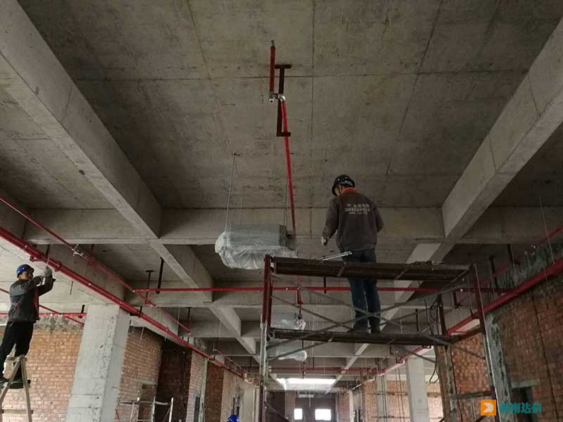 三菱电机商用中央空调安装师傅正在吊装室内机