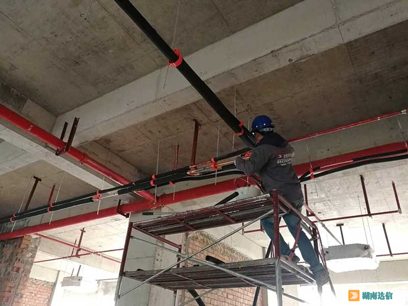 三菱电机商用中央空调安装师傅正在布置铜管