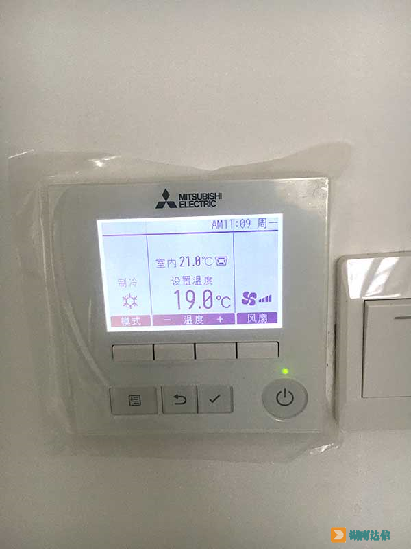 三菱电机家用中央空调液晶线控器安装实景图