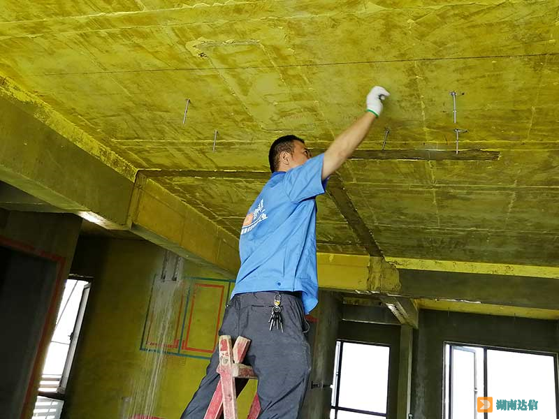 三菱电机家用中央空调安装师傅正在安装吊杆